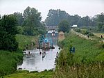 Ausflugsschiff kommt auf dem Kanal
